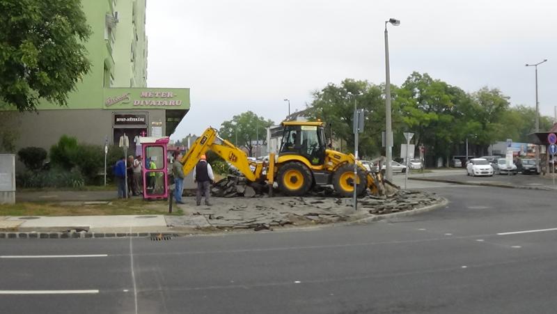 Városszerte több helyen újulnak a járdák