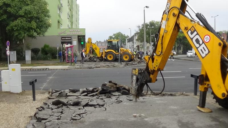 Városszerte több helyen újulnak a járdák