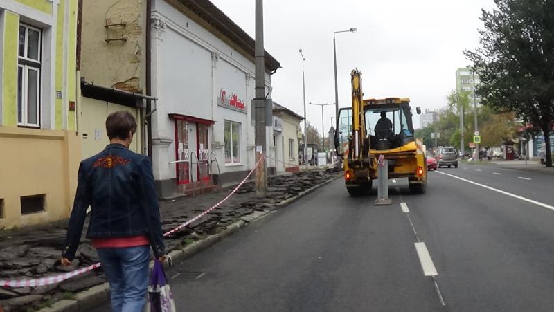 Városszerte több helyen újulnak a járdák