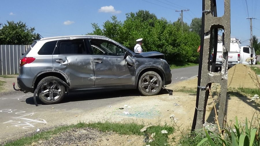 Villanyoszlopnak ütközött és felborult egy autó Sóstón
