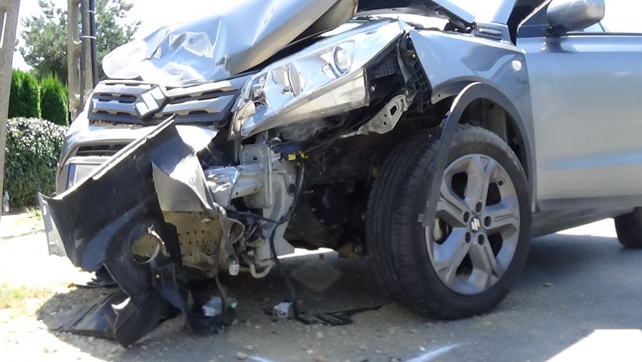 Villanyoszlopnak ütközött és felborult egy autó Sóstón