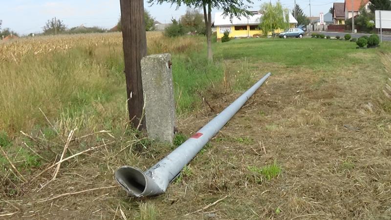 Villanyoszlopot és KRESZ táblákat tört ki egy gépkocsi a 41-es főútvonalon