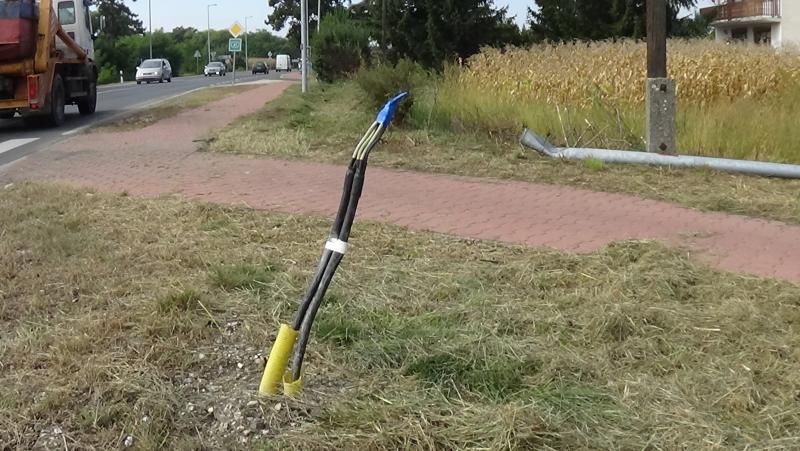 Villanyoszlopot és KRESZ táblákat tört ki egy gépkocsi a 41-es főútvonalon