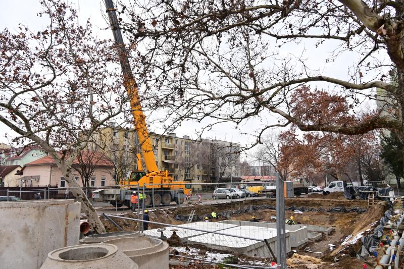 Záportározó elemek behelyezése a Kossuth utcán