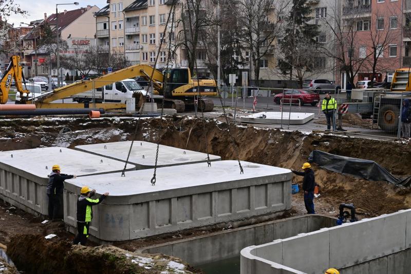 Záportározó elemek behelyezése a Kossuth utcán