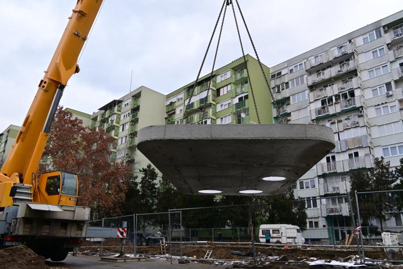 Záportározó elemek behelyezése a Kossuth utcán