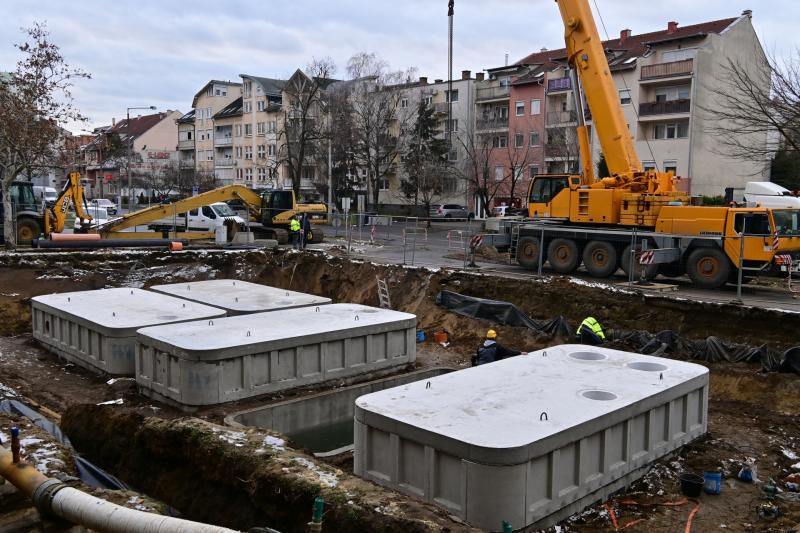 Záportározó elemek behelyezése a Kossuth utcán