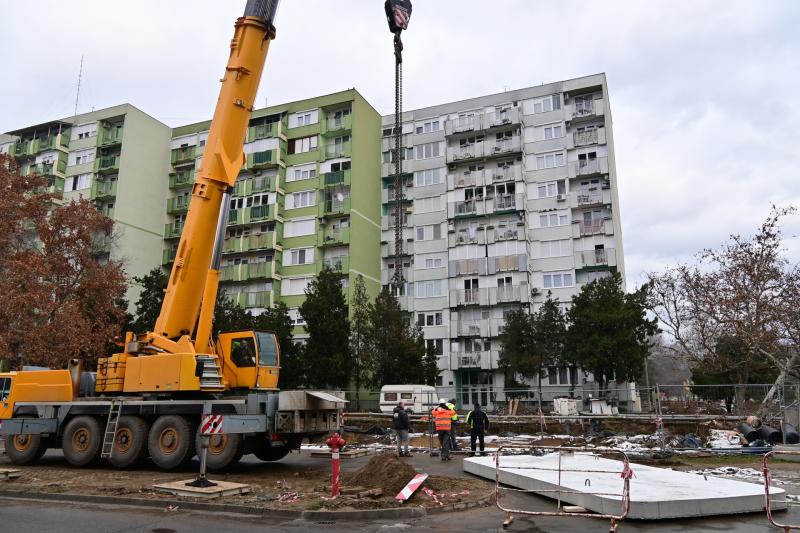 Záportározó elemek behelyezése a Kossuth utcán