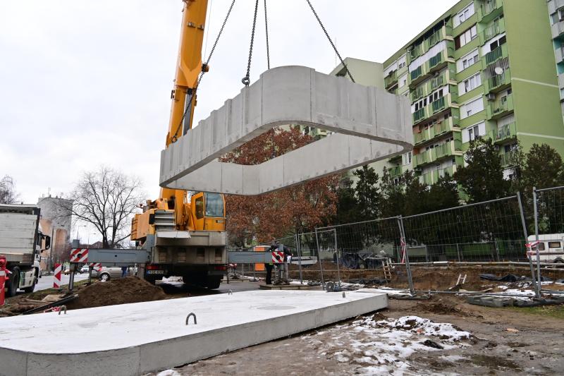 Záportározó elemek behelyezése a Kossuth utcán