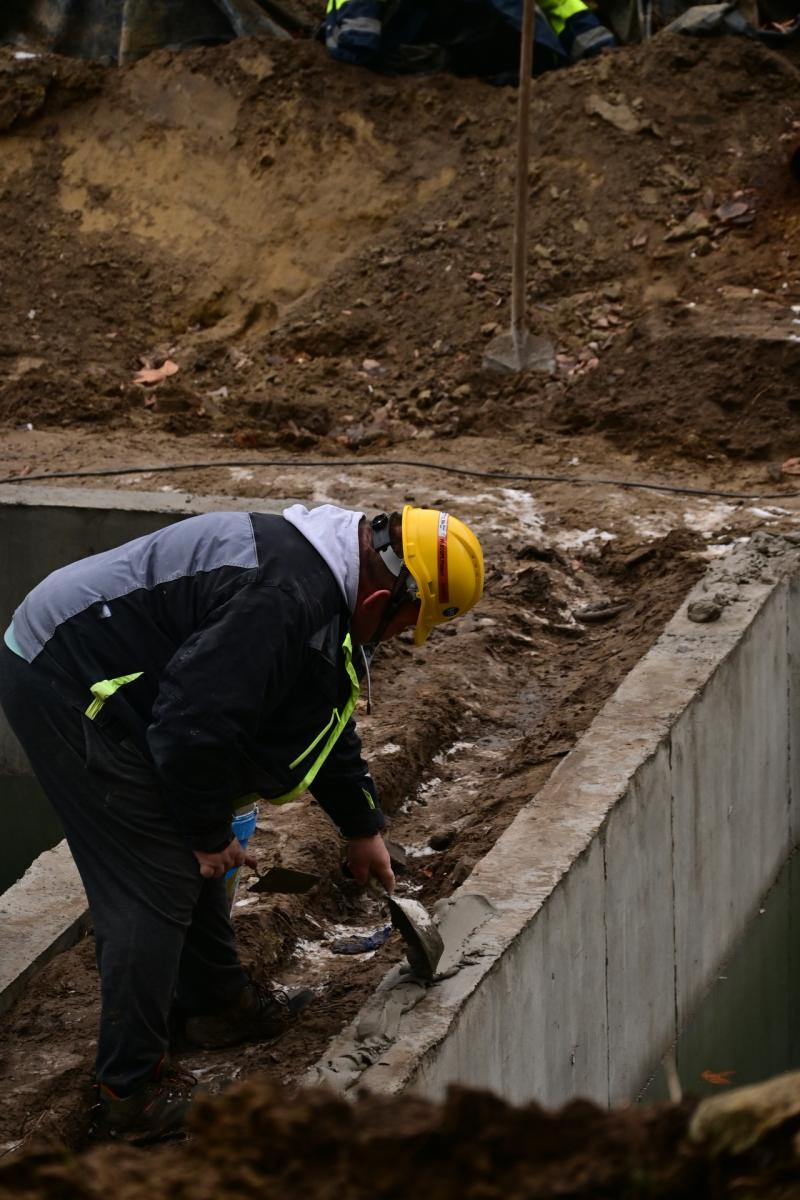 Záportározó elemek behelyezése a Kossuth utcán