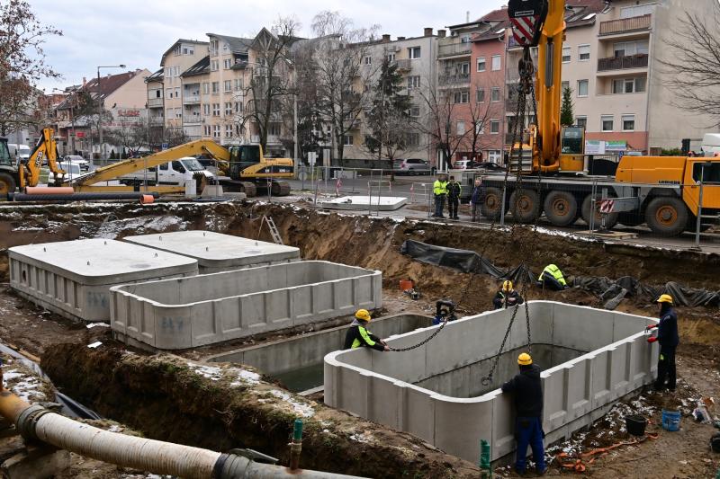 Záportározó elemek behelyezése a Kossuth utcán