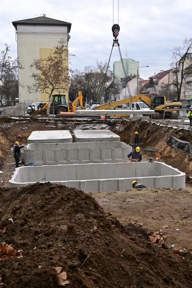 Záportározó elemek behelyezése a Kossuth utcán