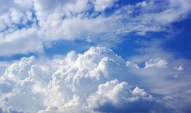 Felhők mögé bújik a nap