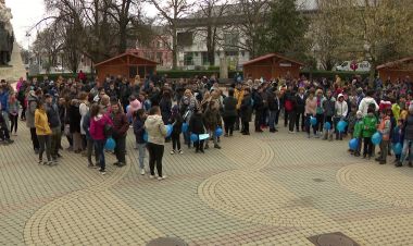 Kék séta – Az autizmus világnap alkalmával a Kossuth téren gyűltek össze a betegségben érintettek és gondozóik
