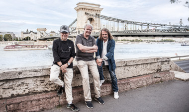 Három barát - Leslie Mandoki, Csupó Gábor és Szűcs László a Lánchídnál futottak össze