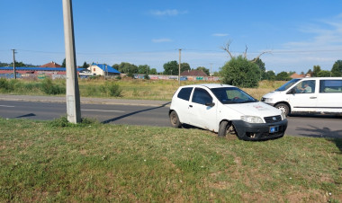 Elhagyta a helyszínt a villanyoszlopnak ütköző sofőr