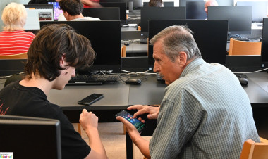 Netrevalók – Az internet és informatika világát ismerhetik meg az idősek a könyvtárban