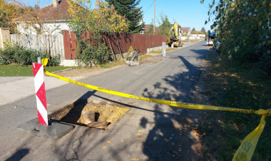 Burkolaterősítés és közműfedlapok szintbe helyezése folyik a Vércse utcán