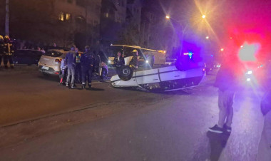 Elképesztő négyes karambol – az egyik autó a feje tetején állt meg