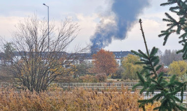 Füstfelhő a város felett - egy tároló gyulladt ki 
