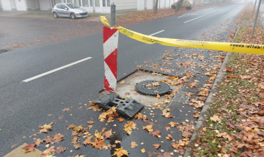 Közműfedlapokat cserélnek a Szarvas utcán