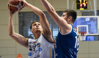 A Cápák felfalták a Kaszásokat                                     