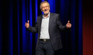 Mucsi Zoltán életrajzi stand-up estje újra visszatér a Móricz Zsigmond Színházba