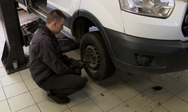 Kerékcsere – A nyári gumik ideje lejárt, ideje lecserélni a kerekeket az autókon