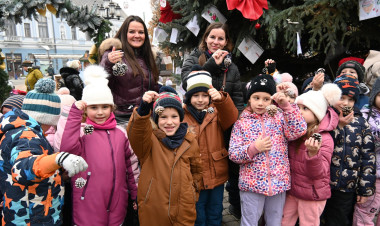 „Kis karácsony sétány” – Nyíregyháza óvodásai díszítik fel a karácsonyfákat