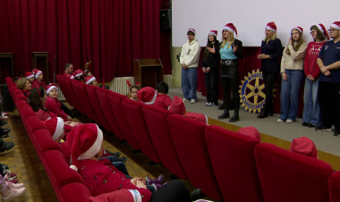 A Rotary-t is meglátogatta a mikulás – Meglepetés filmvetítéssel várták a gyerekeket