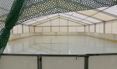 Megnyílt a jégpálya a Continental Aréna parkolójában 