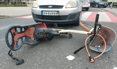 Nem szállt le a bicikliről, úgy akart átgurulni az úton