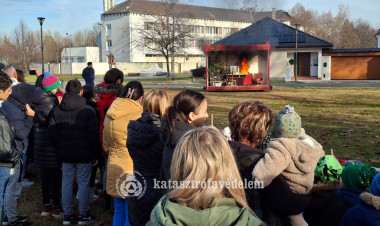 Látványos tűzmegelőzési bemutatón hívták fel a figyelmet az ünnepi időszak veszélyeire 
