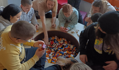 „Fejlesztő utazás”: harmadik alkalommal jártak az autizmussal élő és SNI-s gyerekek a Nyíregyházi Egyetem LEGO® Stúdiójá
