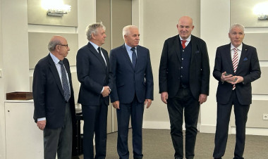 Az AzÜzlet díjátadón Nyíregyháza polgármesterét is elismerték