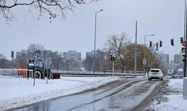 Folyamatosan dolgozik a hószolgálat Nyíregyházán – több száz kilométeren zajlik a síkosságmentesítés