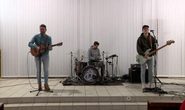 Rendhagyó irodalomóra – Kávészünet koncertet hallgathattak a Szent Imre diákjai