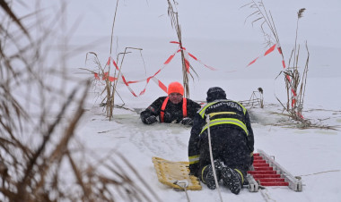 Tűzoltók: Egy rossz lépés is végzetes lehet a befagyott tavak jegén!