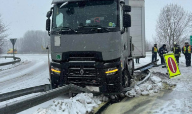 Két kamion is elakadt a 4-es főúton a nagy havazásban