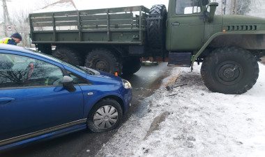 Katonai jármű és személyautó ütközött a Kállói úton