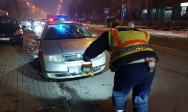 Kerékpáros és személyautó ütközött a Kossuth utcán