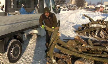 Folyamatosan osztják a tűzifát a rászoruló nyíregyházi lakosoknak