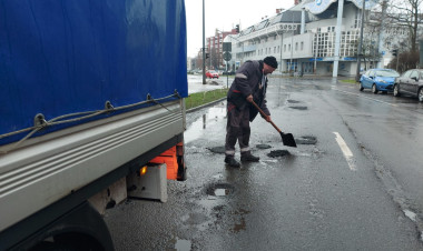 A fagy nem kímélte az aszfaltot - kátyújavítás a belvárosban
