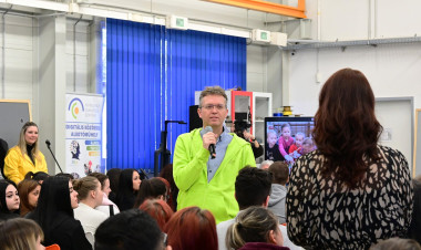 Kérdezd a minisztert! – 120 diák várta kötetlen beszélgetésre Hankó Balázst Nyíregyházán