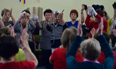 Senior táncház – A farsang jegyében is megtartották a Mozdulj Nyíregyháza! Programját