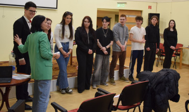 Fény, törés, meglepetés – mély témákat vittek színpadra a vasváris diákok