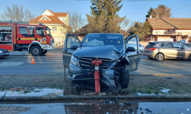 Kisbusz rohant személyautóba a Debreceni úton, tűzcsap állította meg