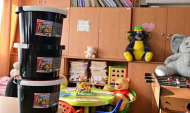 Nyolcszázezer forint értékű játékot adományozott a Jász-Plasztik a rászoruló gyerekeknek