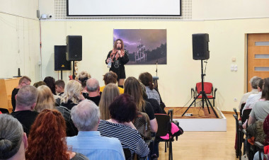 Születésnapi koncerttel ünnepelt Szakos Andrea a könyvtárban