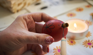 Húsvéti tojásfestés – A beregi aranyporos hímestojás-festést tanulhatták a gyerekek